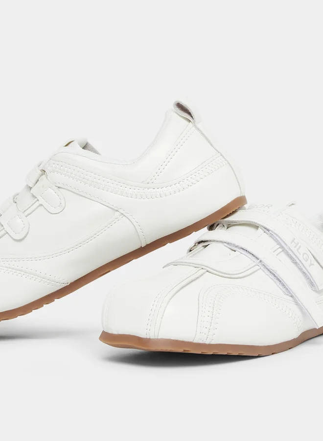 ستايلي حذاء سنيكرز بملمس بارز وشريط فيلكرو